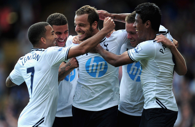 

Novo clube de Paulinho, o Tottenham também não alivia quando
o assunto é gastar. Só nesta temporada, o time de Londres pagou mais de R$ 220
milhões em reforços. Os mais caros foram o ex-corintiano e também o atacante
Roberto Soldado, que estava no Valencia 

