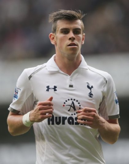 

O craque galês Gareth Bale está cada vez mais próximo do
Real Madrid. A chegada do atleta que custaria cerca de R$ 350 milhões
transformaria o time merengue no maior gastão da Europa nesta janela e também
no dono da maior contratação da história do futebol mundial. Vale lembrar que a
ansiedade em contar com o jogador é tanta que a equipe espanhola até colocou a
camisa que está guardada para ele à venda

