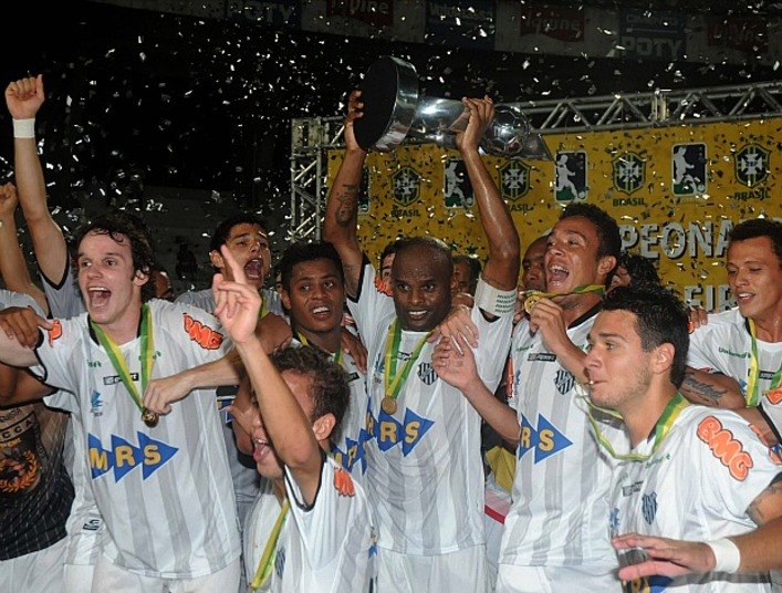 



Um dos times mais
carismáticos do futebol brasileiro, o Tupi é recheado de histórias
que cativaram até mesmo grandes craques da seleção brasileira. O diretor de futebol do
clube Alberto Simão contou com exclusividade ao R7 algumas momentos curiosos do clube. Confira a seguir
*André Ruoco, estagiário do R7



