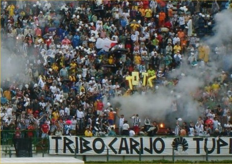 

A torcida é um dos
principais trunfos do Tupi para levar o time de volta a Série C do Campeonato
Brasileiro. De acordo com Alberto, a relação do público com a equipe é a melhor
possível e revelou que as lotações maiores do estádio acontecem em jogos decisivos
do clube e também contra os times grandes como Cruzeiro e Atlético Mineiro,
equipes tradicionais do estado de MG. O dirigente ainda revelou a sua
estratégia para aumentar ainda mais a torcida do alvinegro nos próximos meses.

— Nós trabalhamos com
algumas promoções aqui na cidade. Toda mulher com a camisa do Tupi tem a
entrada franqueada, assim como todo torcedor de até 12 anos. Os patrocinadores
e o clube compram o ingresso e fazem essa doação

