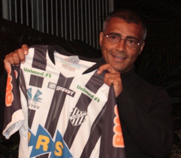 

Um desses craques
da seleção brasileira foi o baixinho Romário. Em 2007, o atacante chegou a
assinar com o Tupi, mas não pôde jogar, já que estava passando pelo seu terceiro clube no ano e por isso não poderia atuar de acordo com
uma lei da Fifa. Entretanto, só a presença do atleta já cativou a torcida. As
cotas de patrocínio e a venda de camisas cresceram com a chegada do baixinho.

— O Romário é uma
celebridade mundial. Nesse período, que a gente tentou a sua liberação para
jogar aqui, ele treinou com o elenco e fortaleceu a imagem do Tupi
internacionalmente

