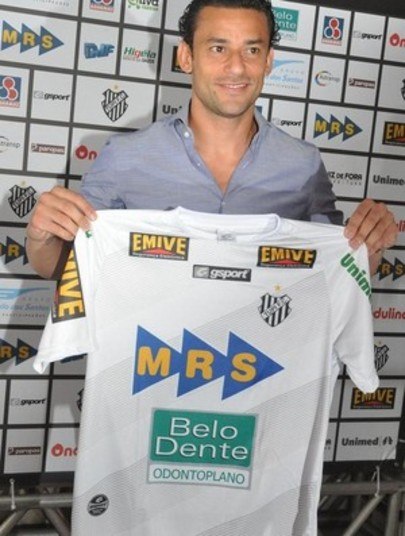 



Outro craque da seleção brasileira que tem uma
história com o Tupi é o atacante Fred, que defende o Fluminense. Felipe Surian,
técnico do Tupi, atuou com o centroavante no América-MG e graças a ele, o jogador
não foi dispensado pelo clube. O presidente do Coelho na época
pensou em dispensar Fred, entretanto, por conta de um pedido do
ex-jogador, que era capitão da equipe mineira, o mandatário voltou atrás e deixou
o goleador ficar no clube



