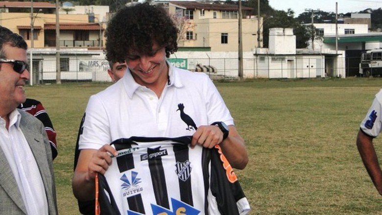 



David Luiz, zagueiro
da seleção brasileira, é outra fera que contribui com a história do Tupi. A
família do jogador mora em Juiz de Fora, cidade do clube, e por esse motivo, já existe uma identificação. Só neste ano, o atleta já doou três camisas
autografadas ao clube para que elas fossem leiloadas



