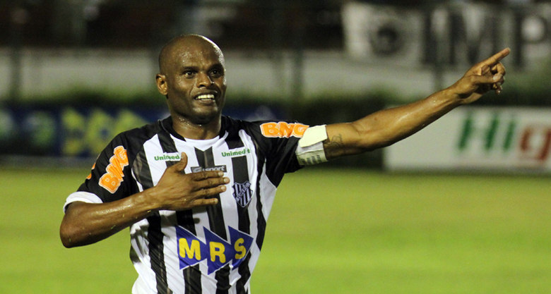 

Atualmente, o principal ídolo do clube é o atacante
Ademílson, ex-Fluminense e Botafogo. O jogador, que é conhecido como Ademito tem 38 anos e é um dos artilheiros da série D. Para Alberto, o
centroavante é a demonstração de profissionalismo e amor por um clube. Prova
disso é que o atleta irá ganhar um busto do clube. 
— Tem jogador que nasceu para determinado clube, esse é o
caso do Ademílson. Ele tem uma identidade muito grande com o clube e ele é a
cara do Tupi. É um artilheiro nato. Hoje, ele é um exemplo para os mais jovens
e iremos fazer uma homenagem grande ao Ademílson, que é fazer um busto dele e
deixar na cidade

