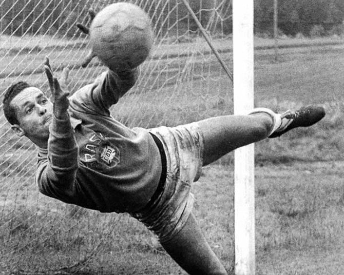 Gylmar dos Santos Neves fez história defendendo o
Corinthians e o Santos. O goleiro foi o titular da seleção brasileira na Copa
de 1958 e 1962 e é considerado o melhor da história do Timão