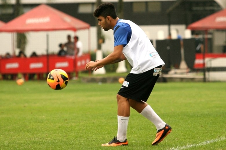 Para construir sua própria história, o garoto, que tem o mesmo agente de Neymar (Wagner Ribeiro) e multa rescisória milionária (na casa dos R$ 130 milhões), tem a receita: treinar muito.— Eu vinha trabalhando bastante e sempre confiei no meu potencial. Agora, 
espero conseguir manter esses bons jogos. Eu não vinha sendo relacionado
 e venho jogando como titular. Mas, dentro de campo, sei que ainda 
preciso trabalhar bastante e aprender muito com os mais experientes