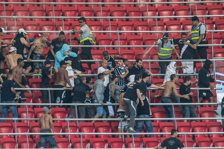 O Estadão diz ainda que outro torcedor que ficou preso na Bolívia, Hugo Nonato, o São Luiz, também esteve presente ao jogo em Brasília, mas não é possível identificá-lo nas imagens da briga