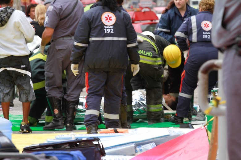 Várias pessoas, como Vera Lúcia da Silva, 36 anos, tentavam encontra familiares que estariam sob os escombros