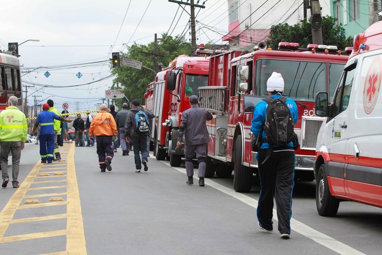Mais de vinte viaturas do Corpo de Bombeiros foram encaminhadas para o 
local e prestavam socorro às vítimas por volta das 9h15