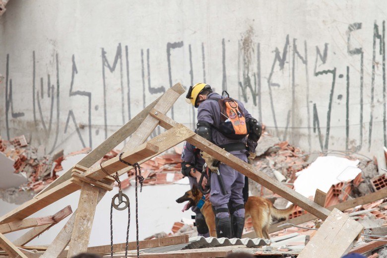As autoridades estimam que havia 35 pessoas no local no momento do desabamento, por volta das 8h30