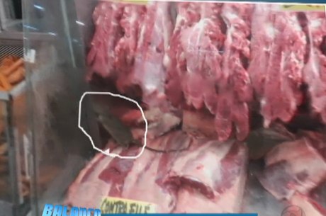 Cliente flagra rato andando em carne de açougue na Baixada Fluminense