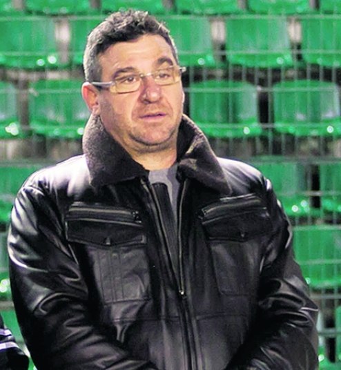 O Campeonato Brasileiro 2013 está chegando à sua metade com o Cruzeiro liderando e com o São Paulo na zona de rebaixamento. Entretanto, outro fato está chamando atenção na disputa da competição neste ano. Eduardo Uram, empresário carioca, é praticamento o dono do Brasileirão. Isso porque o agente conta com atletas em quase todas as equipes. Veja a seguir os jogadores que são agenciados por Uram