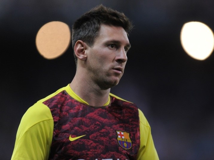 

O astro Lionel Messi já foi eleito pela Fifa quatro vezes o melhor
jogador do mundo. Mas tanta habilidade, às vezes, pode trazer constrangimentos aos
seus companheiros. Segundo reportagem do site espanhol El Confidencial Digital,
o argentino não apresenta a sua verdadeira personalidade em público e
costuma humilhar alguns atletas da própria equipe. Veja mais a seguir

