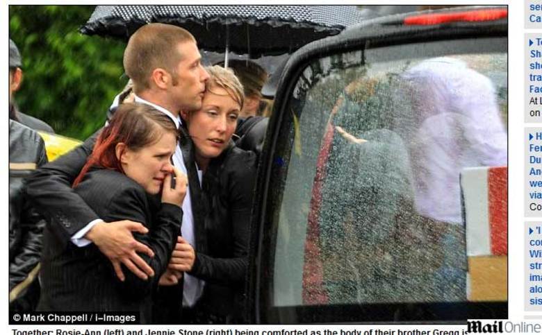 

Uma jovem de 20 anos é acusada de causar um acidente de
trânsito, que matou a motorista do outro carro, em uma estrada na Inglaterra. Rosie-Ann Stone, que aparece chorando na imagem acima, já
estava muito abalada com o incidente, mas seu choque se transformou em pesadelo
quando soube que a vítima fatal era sua irmã mais velha, Jennie.Conheça o caso a seguir