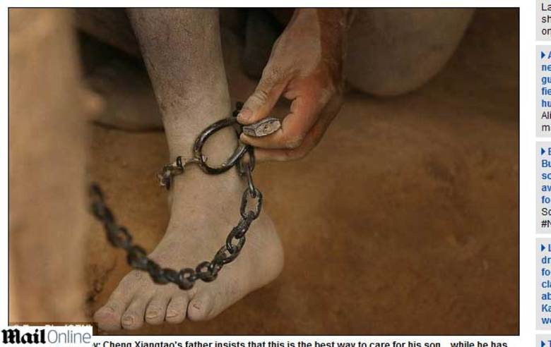 'Eu o visito três
vezes por dia e trago comida e água, para que ele nunca passe fome ou sinta
sede', disse o pai, que não teve o nome divulgado.Mas as imagens que foram vistas por milhares de chineses em redes sociais chocaram muitos internautas.

“É
espantoso. Isso é o melhor que o pai e a vizinhança pode fazer? Ele seria
melhor tratado se fosse um porco ou uma vaca”, disse um dos internautas