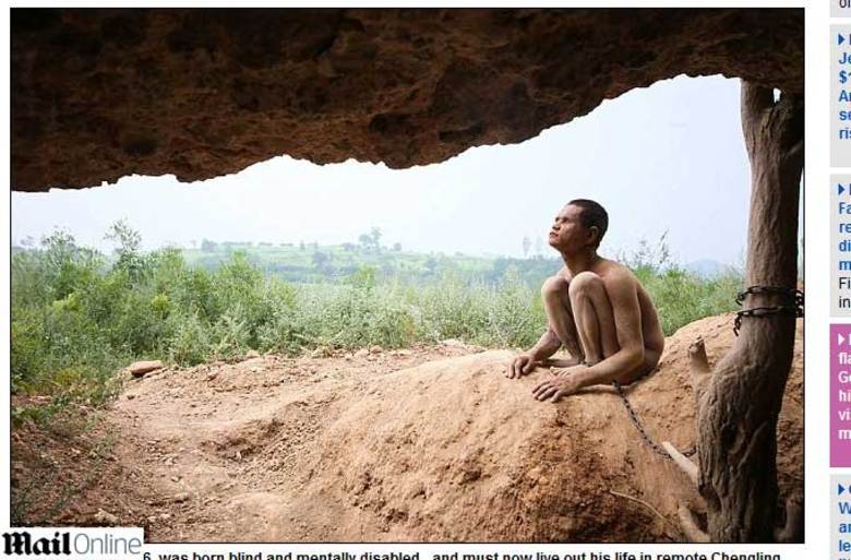 

Um
jovem chinês foi transformado, pelo próprio pai, em um verdadeiro “homem das cavernas”,
após ser acorrentado a uma gruta na Província de
Henan.Cheng Xiangtao, que é cego e tem problemas mentais, vive isolado do convívio social desde que o pai perdeu a casa onde moravam. As fotografias do jovem preso circularam nas redes sociais e chocaram milhares de chineses