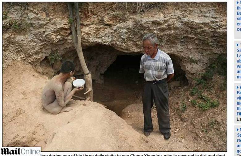  As imagens divulgadas pelo tabloide britânico Daily Mail mostram a trágica vida de Cheng Xiangtao, de 26 anos. O jovem, que nasceu cego e com problemas mentais, vive sujo de terra e sem roupas, acorrentado a uma pequena caverna na China.   — A corrente está lá apenas para que ele não fuja e acabe se machucando.  De acordo com o pai de Xiangtao, a família nunca pôde pagar um tratamento médico que pudesse ajudar o jovem