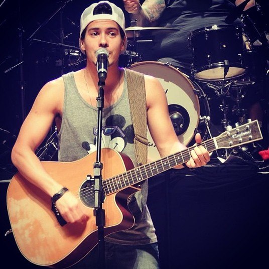 Solteiro, quem sabe ele não ganhe um affair no Carnaval, como presente?