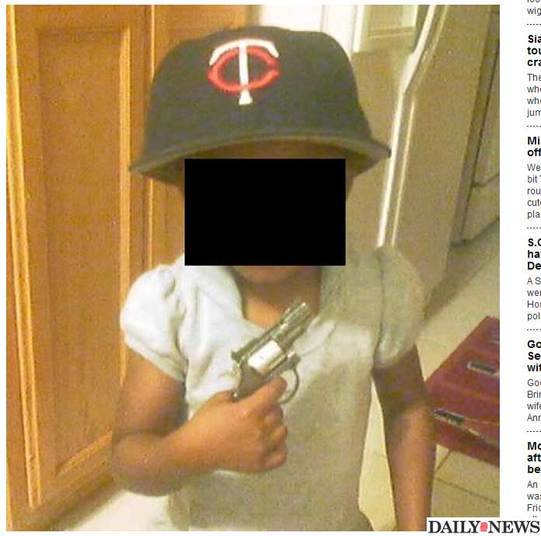 Após uma mega-ação que envolveu 800 policiais e agentes do FBI, mais de 30 membros de uma famosa gangue de rua de Los Angeles, nos Estados Unidos, foram presos na última quinta-feira (29).As autoridades americanas ficaram espantadas quando encontraram diversas fotos de crianças segurando armas de fogo e fazendo símbolos da gangue Rollin' 30s Harlem Crips. Algumas das imagens foram postadas em páginas de redes sociais do grupo.A seguir, veja mais imagens dos menores e da operação policial