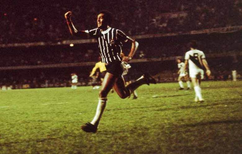 

No futebol brasileiro, a longa fila do Corinthians de 23
anos sem título merece destaque. De 1954 a 1977, o Timão não conseguiu
conquistar nenhum caneco. O ponto final neste jejum foi dado no Campeonato
Paulista daquele ano, graças ao gol de um dos ídolos da história do Alvinegro
paulista, Basílio

