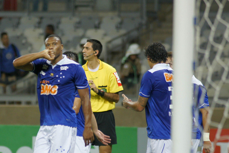 

Atualmente, o Cruzeiro conta em seu elenco com nomes importantes
do futebol brasileiro, mas que são considerados “de vidro” por se machucarem
demais, o que poderia atrapalhar a vida cruzeirense. Dois deles são: o meia
Éverton Ribeiro e o atacante Júlio Baptista. Ambos contam com um histórico
recheado de lesões e seriam desfalques importantíssimos para a reta final do
campeonato

