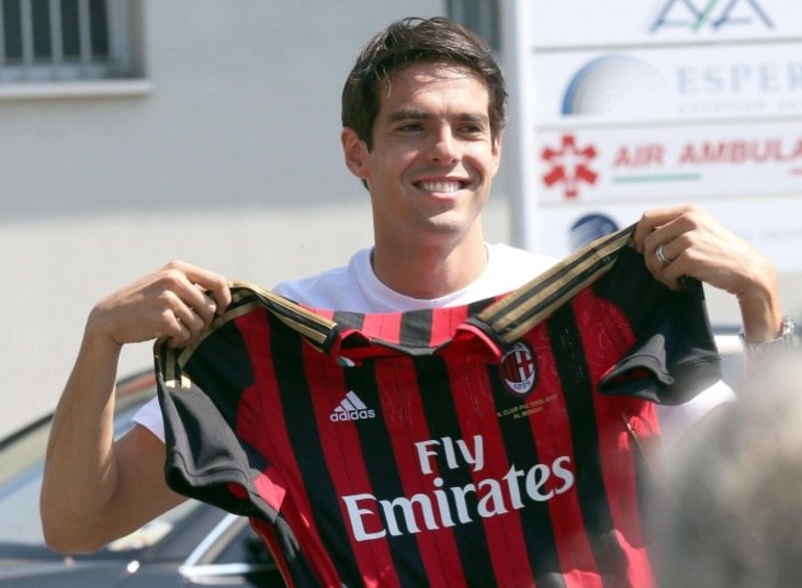 Outra grande contratação oficializada neste último dia da janela de transferências foi o retorno do meio-campista Kaká ao Milan, da Itália. A negociação ocorreu no último domingo entre os presidentes Adriano Galliani, do Milan e Florentino Pérez, do Real Madrid. O atleta brasileiro chegou à Itália de manhã para realizar exames médicos antes de assinar com o clube. O meio-campista não conseguiu esconder a felicidade em retornar ao clube do coração.— Quatro anos se passaram e agora estou de volta. Comecei a pensar neste retorno há duas semanas, e uma volta ao Milan seria ideal para mim. Nos últimos dias, tenho sonhado em ouvir os fãs cantando meu nome no San Siro novamenteKaká retorna ao Milan e esposa comemora muito na internet