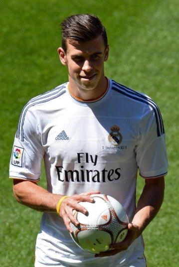 A janela de transferências internacionais fechou nesta segunda-feira (2) com novidades. Gareth Bale foi apresentado no Santiago Bernabéu, pelo Real Madrid. O atleta galês pode ser a maior contratação da história, pois o real valor da contratação ainda não foi divulgado. Especula-se que tenha sido entre R$ 286,6 milhões e R$ 314 milhões. Na apresentação, mostrou muito respeito ao clube, principalmente à grande estrela dele, Cristiano Ronaldo.— Ele (Cristiano) é o jogador principal. Quero aprender e ajudar