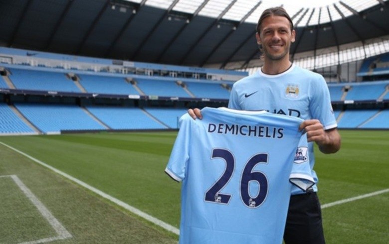 O experiente zagueiro argentino, Demichelis, foi destaque também neste dia de transferências. O jogador estava no Atlético de Madrid e acertou com o Manchester City, da Inglaterra, em um contrato de duas temporadas