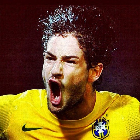 

A segunda-feira (2) foi um dia especial para Alexandre Pato. No dia de seu aniversário, o atacante corintiano, principal destaque da goleada sobre o Flamengo, ganhou um bolo de presente do Timão e a convocação para a seleção brasileira. Em seu Instagram, ele falou sobre a emoção de voltar a vestir a amarelinha. — Não podia ter presente melhor! Acabei de receber a notícia
de que vou poder mais uma vez vestir a camisa da seleção e representar o nosso
país! É um orgulho imenso defender as cores do Brasil. Obrigado a todos que sempre
me apoiaram, vou honrar a nossa camisa! Vaai Brasil!! #fe
#gratidao
#selecaobrasileira
#vaicorinthians
#brasil



 

