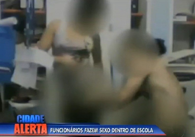 Nas imagens, o casal aparece brincando. Em certo momento, o
homem, só de cueca, finge perseguir a moça