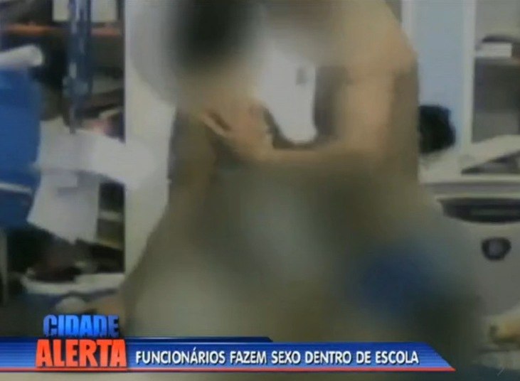 Um inspetor de alunos e uma auxiliar de limpeza foram flagrados fazendo sexo dentro de uma escola municipal em Quintino, na zona norte do Rio de Janeiro. O vídeo estava em um pen drive encontrado por um aluno, que divulgou o conteúdo em uma rede social