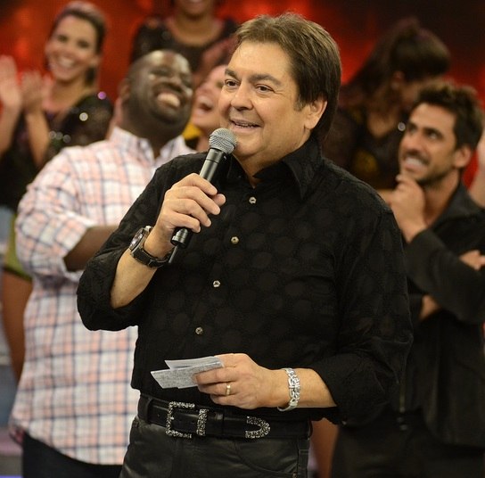 Nesta semana, foi revelado que o apresentador Fausto Silva teria recusado a presença de Marina Ruy Barbosa em seu programa. O problema é que Faustão não aceita exigências de seus convidados e Marina só daria entrevista se a polêmica de raspar ou não o cabelo fosse ignorada. Entenda melhor o caso aqui!Vote: Marina Ruy Barbosa é mesmo mimada ou está sofrendo bullying?