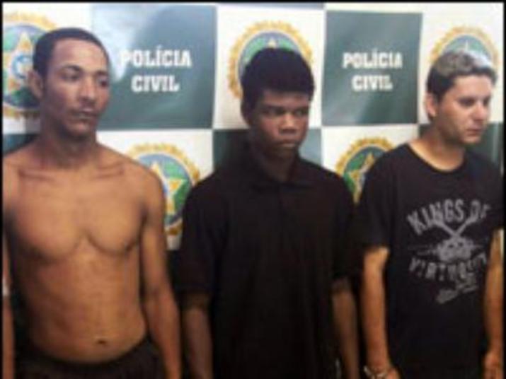 Nesta segunda-feira (2) sete traficantes de drogas foram
presos em uma operação da Polícia Civil em Nova Iguaçu, na Baixada Fluminense.
Dentre, os presos estão os três suspeitos de matar e esquartejar o garoto
Gabriel de Oliveira, de apenas 18 anos, que era jogador da base do Fluminense