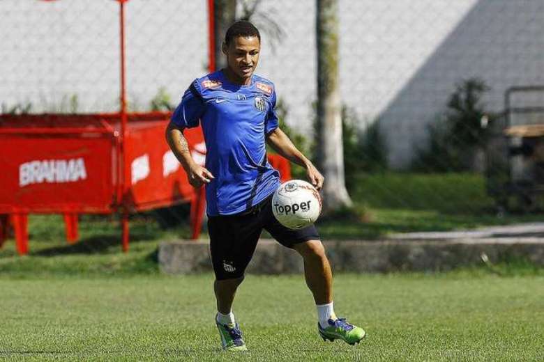 

Já o São Paulo, que pode contar com o jogador para a próxima
temporada, está sendo boicotado por diversos clubes na Copa SP por aliciar
jovens atletas durante as competições envolvendo as divisões de base. Vasco, Flamengo,
Botafogo, Fluminense, Ponte Preta, Atlético-MG e Cruzeiro são alguns dos clubes
que reclamam do assédio do Tricolor paulista aos seus jogadores da baseClubes paulistas sofrem com polêmicas dos seus craques nas redes sociais 