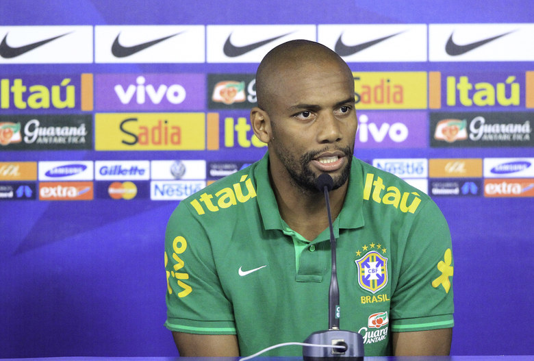 Maicon ganha R$ 14,7 milhões por temporada, cerca de R$ 1,225 mi mensais. A grana é dividida pelo Roma, seu atual clube, e Manchester City, ex-time do lateral