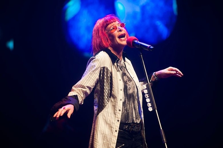 Rita Lee

A prisão de Rainha
do Rock também deu o que falar.  Em
janeiro de 2012, quando então fazia seu chamado “último show de sua carreira”,
em Sergipe, no Aracaju, Rita também foi parar no xilindró. A confusão aconteceu
porque a cantora gritou contra policiais que teriam agredido alguns fãs.  Segundo o jornal Folha de S.Paulo, a
cantora chamou PMs de 'cavalo', 'cachorro' e 'filho da
puta'. Após o final da apresentação, ela foi levada a uma delegacia e horas
depois liberada
 