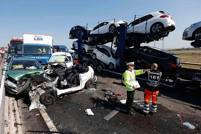  Um acidente ocorrido nesta quinta-feira (5) envolvendo 130 veículos deixou 
dezenas de pessoas levemente feridas em uma ponte em uma estrada do 
condado de Kent, sudeste da Inglaterra, informou a polícia local
