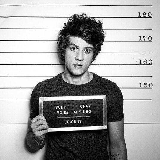 Chay Suede está com CD novo fazendo muito sucesso na internet. O álbum autointitulado ocupou o segundo lugar entre os mais baixados. O primeiro single do novo CD de Chay se chama Papel e também entrou para a lista de mais baixadas do Brasil. Acima você vê a capa do CD