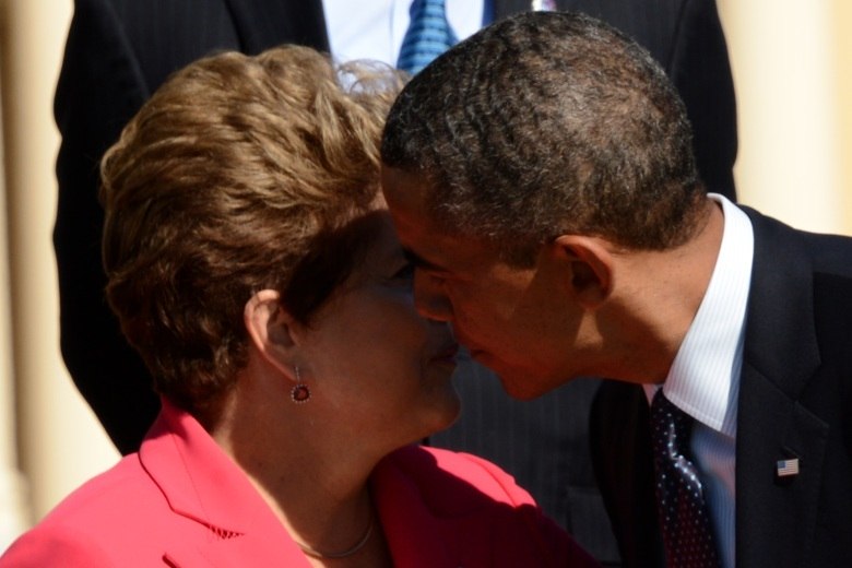 Presidente Dilma Roussef cumprimenta Barack Obama durante a foto com todos os líderes do G20, em São Peterburgo, na Rússia. O chefe de estado dos EUA prometeu explicar a espionagem ao governo brasileiro até quarta-feira (11)