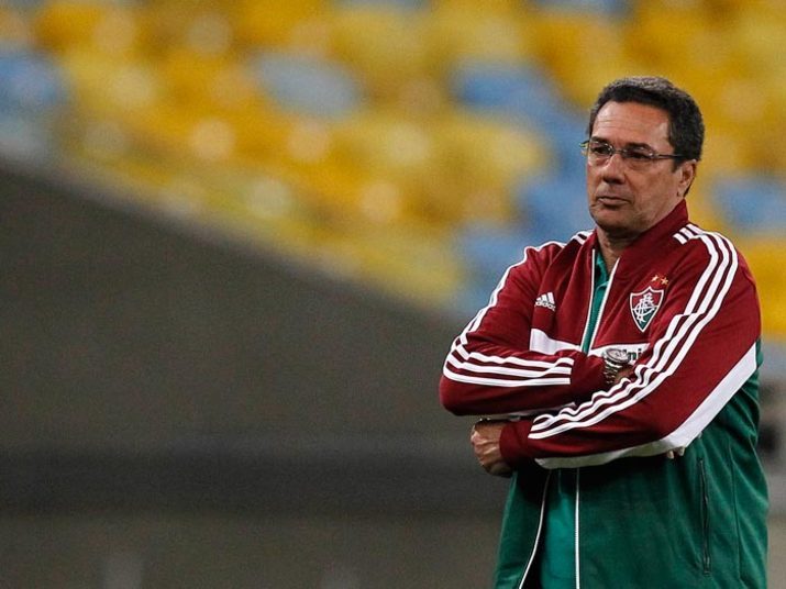 

Falando nele... Luxemburgo é outro possível nome a ser
contratado pelo Palmeiras para o seu centenário. O treinador atravessou um
período de muito sucesso pelo clube em 1993, 1994 e 1996, e por conta disso, o
nome do comandante é tratado como ideal por alguns torcedores. Entretanto, em
2002, Luxa teve uma passagem ruim pelo Verdão, sendo apontado como um dos
motivos do rebaixamento alviverde. Por isso, outra parte da torcida do
Palmeiras não quer ver o treinador nem pintado de ouro na equipe paulista

