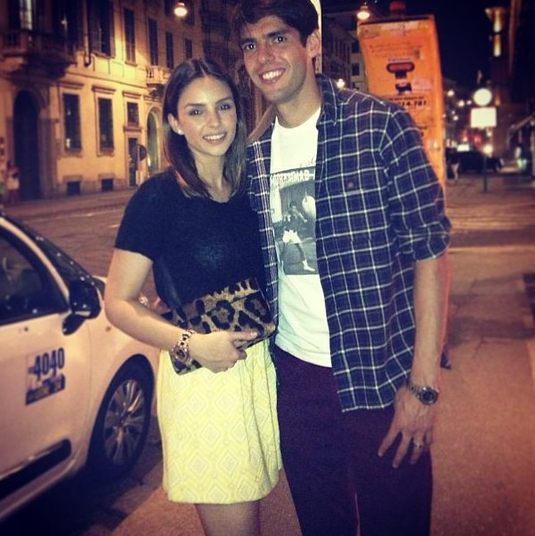 Mas não é só Kaká que está contente com a volta ao Milan. Sua esposa, Carol Celico, não deixou de expressar a felicidade pelo retorno à Itália.— A Itália foi o lugar onde a gente começou. Quando ele mudou pra lá, a gente ainda namorava. Ele me pediu em casamento em Veneza. Foi lá que em 2007 eu engravidei pela primeira vez e ele ganhou o prêmio de melhor jogador do ano, disse em entrevista para a revista Vogue