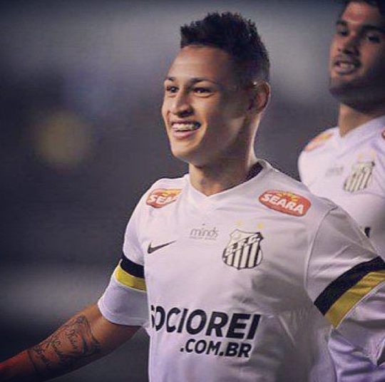 

O garoto Neilton, do Santos, que já foi considerado o ‘novo
Neymar’, pode estar de saída do Peixe e assinar pré-contrato com o São Paulo em
novembro. O atacante perdeu espaço no clube e não tem sido aproveitado na
equipe titular. O Tricolor paulista, por sua vez, que pode contar com o jogador
para a próxima temporada, está sendo boicotado por diversos clubes na Copa SP
por aliciar jovens atletas durante as competições envolvendo as divisões de
base. Confira

