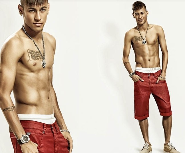 Neymar realmente é um sucesso absoluto. Com a mesma habilidade que encanta dentro dos campos, o atacante soube consolidar sua marca própria e investe na NRJ, que recentemente começou sua aventura pelo mundo da moda
