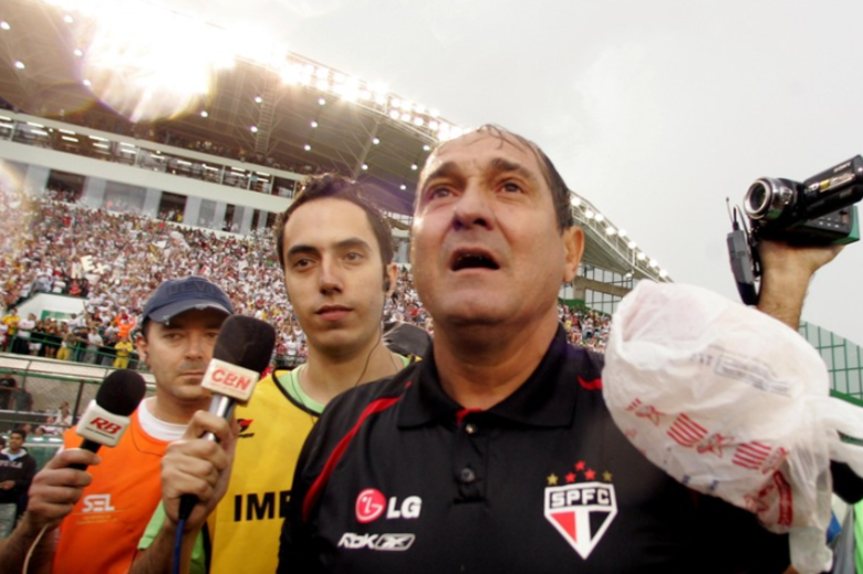 Mas Muricy tem crédito com a torcida do São Paulo. O treinador
foi tricampeão brasileiro à frente do clube em 2006, 2007 e 2008Galã do futebol completa 30 anos; veja maiores conquistas do jogador