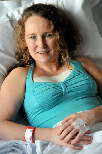 Com
medo de ter câncer de mama, Kelly Cruse retirou os seios. Mãe de dois filhos,
Kelly tinha 87% de chances de ter a doença.  O diferencial da cirurgia que ela fez é que recebeu
enxerto de pele de porco, em vez da prótese de silicone 