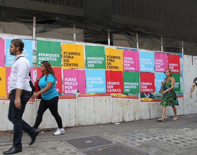 Esses cartazes apareceram pelas ruas de Belo Horizonte há cerca de um ano. Eles fazem parte de uma campanha que propõe medidas que poderiam melhorar a qualidade de vida na capital. No total, são cinco propostas que circulam pela cidade estampadas em pôsteres, adesivos, bolsas e camisetas