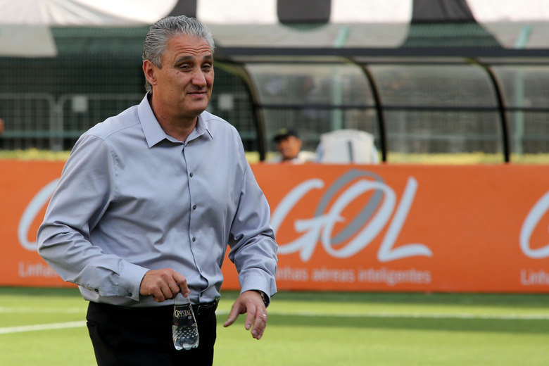 O comandante do Timão, responsável por levar o clube à conquista da sonhada Libertadores no ano passado, e ao bicampeonato mundial, viu a lua de mel com a torcida acabar e, após o empate com o Cruzeiro, ganhou sobrevida no comando alvinegro, mas já vê a sombra de um outro gaúcho aparecer com força...