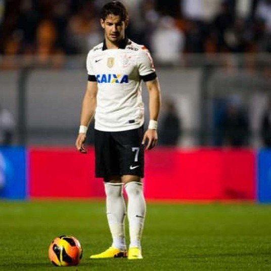 Além deles, o comandante da seleção também ignorou o fato do ataque 
corintiano estar zerado há sete partidas e chamou Alexandre Pato.O treinador afirmou que não quis prejudicar os times brasileiros e por 
isso deu preferência aos jogadores que atuam no exterior. Apenas o 
Atlético-MG cedeu dois jogadores. A convocação acirra a briga por uma vaga na seleção que vai jogar a Copa do Mundo 2014