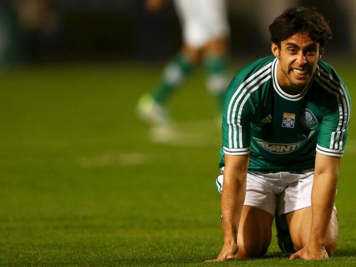 Antes xingado por ser desfalque frequentemente, Valdivia aumentou a ira 
da Mancha quando antes, do jogo contra o Tigre, apontou seus órgãos 
genitais para um membro da organizada – o próprio chileno admitiu que 
fez o gesto para o torcedor chamado de Zeca Urubu. No dia seguinte, os 
uniformizados queriam abordar o meia em aeroporto de Buenos Aires e 
atiraram xícaras contra o elenco, e os estilhaços de uma delas cortou a 
orelha de Fernando Prass