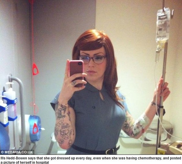 De acordo com o Daily Mail, Caris
usava a rede social de “muleta”, como ela mesma denominou. Mesmo passando por
uma quimioterapia, ela se levantava e se arrumava para tirar uma foto e postar
na rede social 

—
Uma das coisas que eu aprendi com o câncer é como as pessoas podem ser amáveis.
Conheci outras pessoas que também sofrem de outras doenças e que usam o
Facebook como terapia